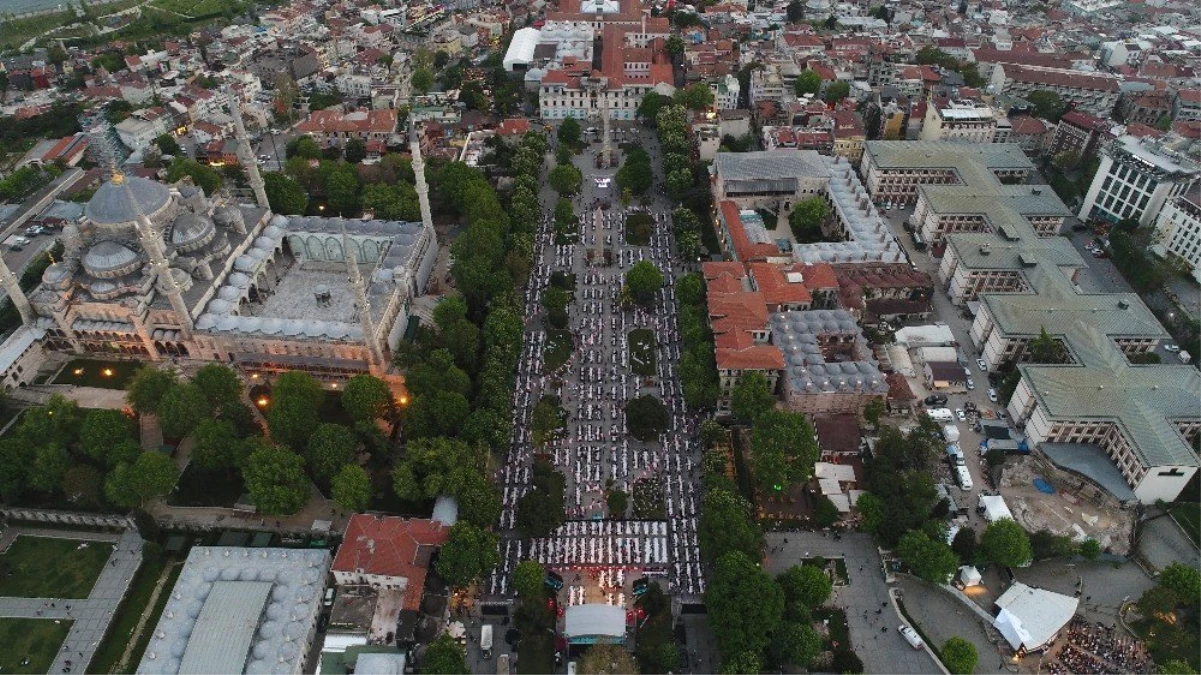 Sultanahmet\'te 15 Bin Kişi Top Atışıyla İlk Oruçlarını Açtı