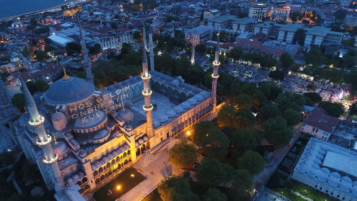 Sultanahmet\'te 15 Bin Kişi Top Atışıyla İlk Oruçlarını Açtı