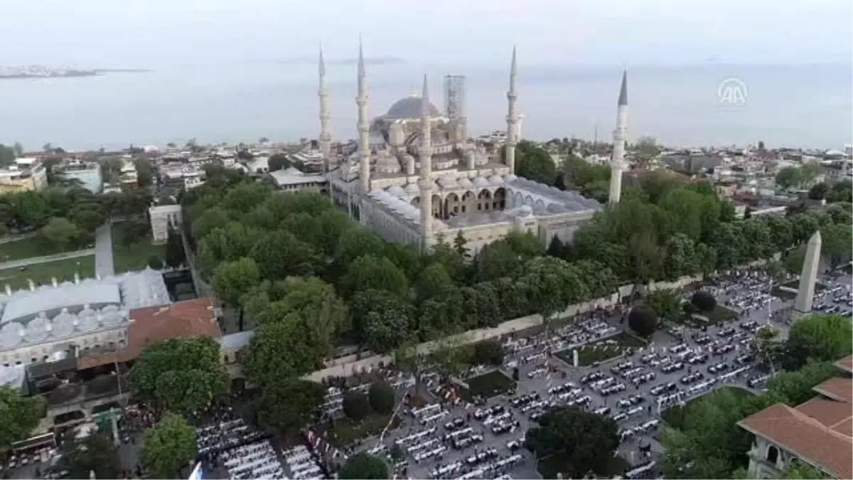 Sultanahmet\'te Binlerce Kişi İftar Sofrasında Buluştu - İstanbul