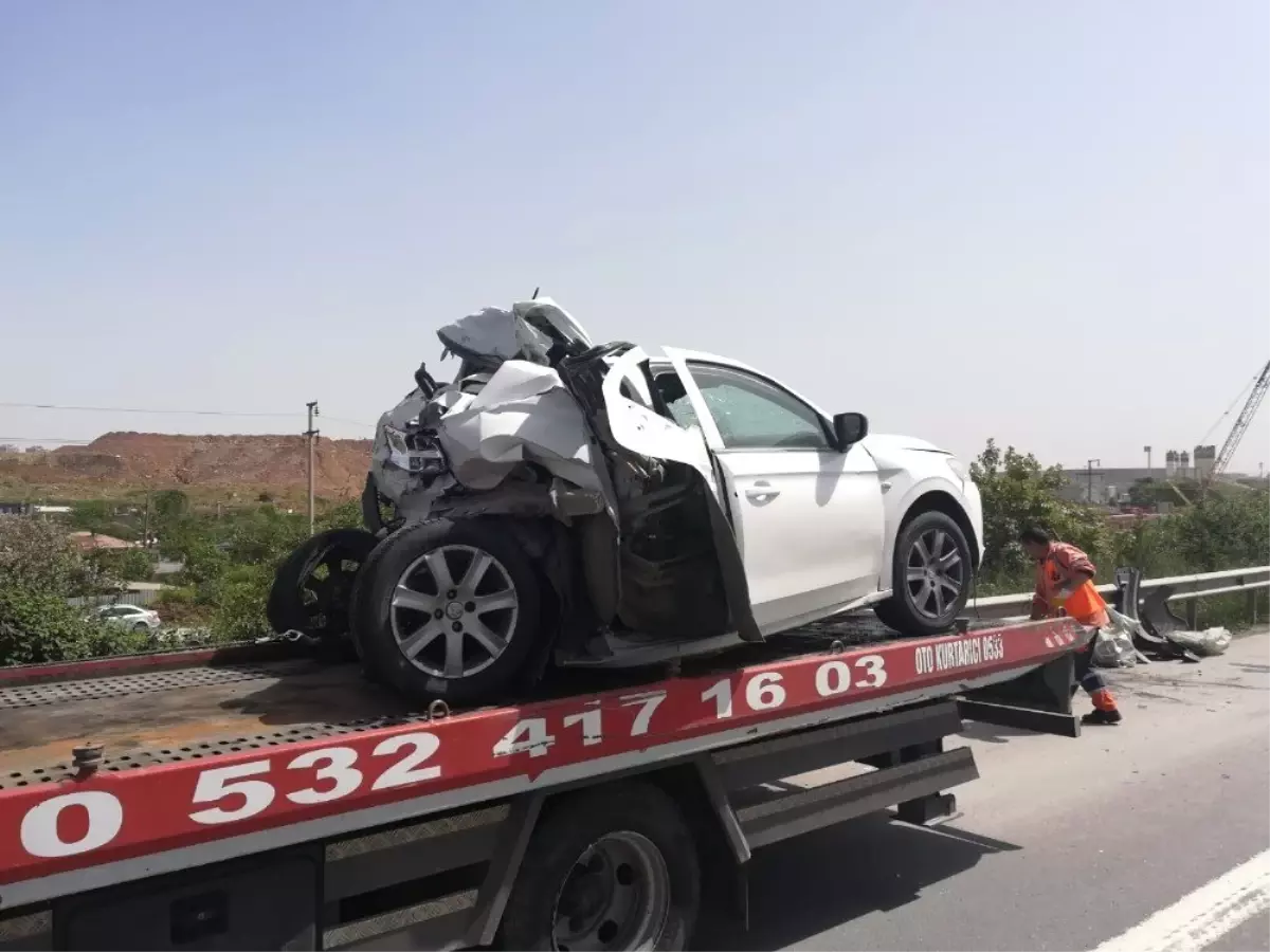 Tem\'de Tırın Arkadan Vurduğu Otomobilin Yarısı Yok Oldu: 2 Ağır Yaralı