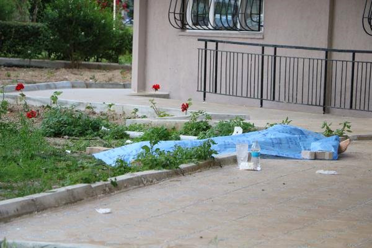 Temizlik Yaparken 4\'üncü Kat Penceresinden Düşen Kadın Öldü