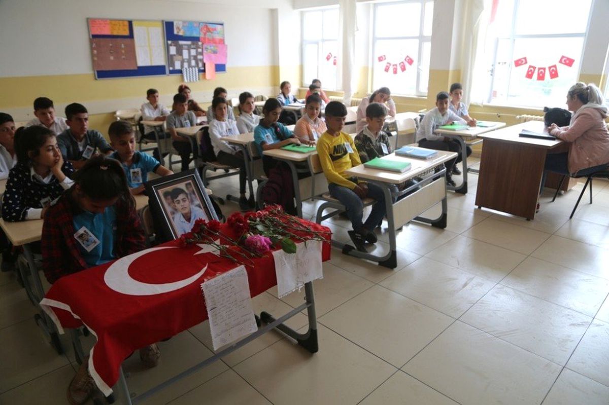 Teröristlerin Bombalı Saldırısında Ölen 13 Yaşındaki Bilen\'in Arkadaşları, Sırasına Not Bıraktı