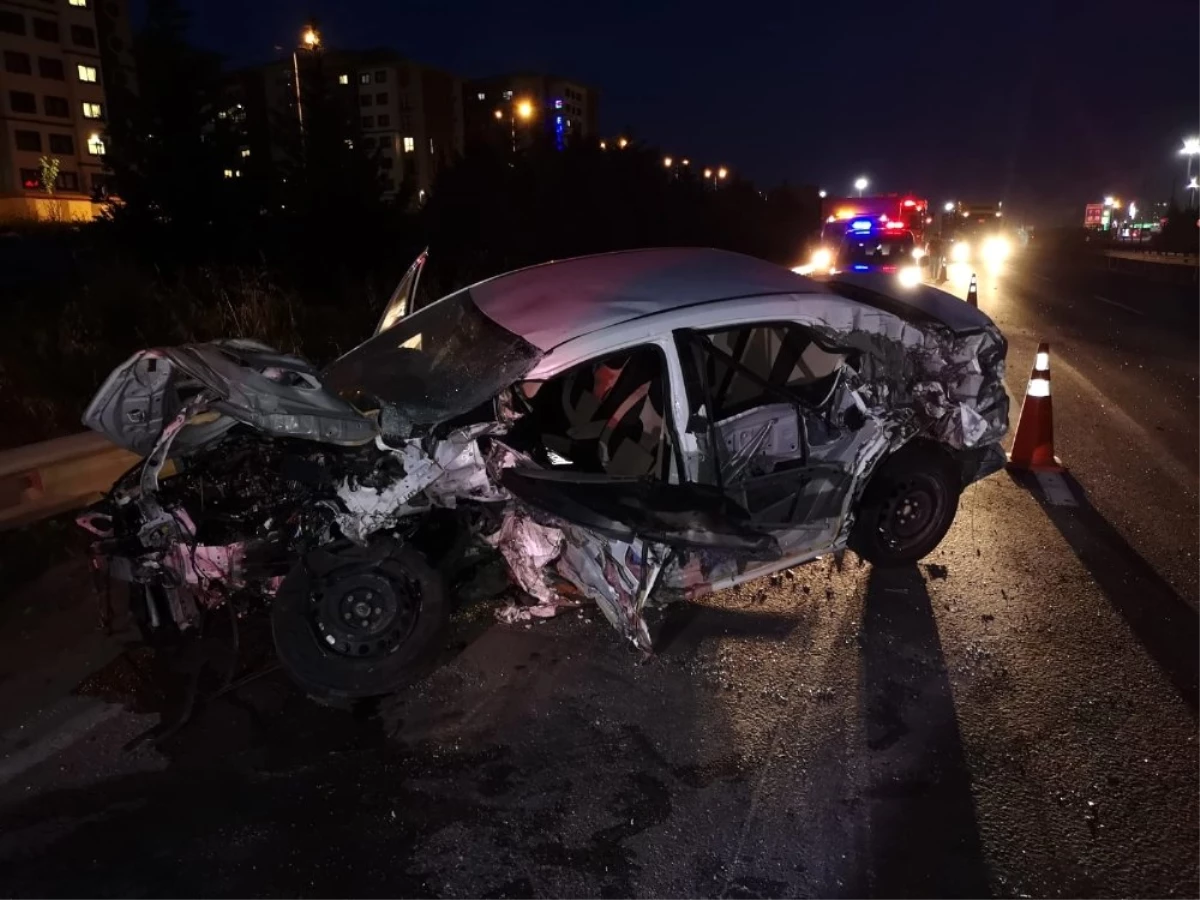 Tıra Arkadan Çarpan Otomobilin Hız Kadranı 200\'de Takılı Kaldı: 1 Ağır Yaralı