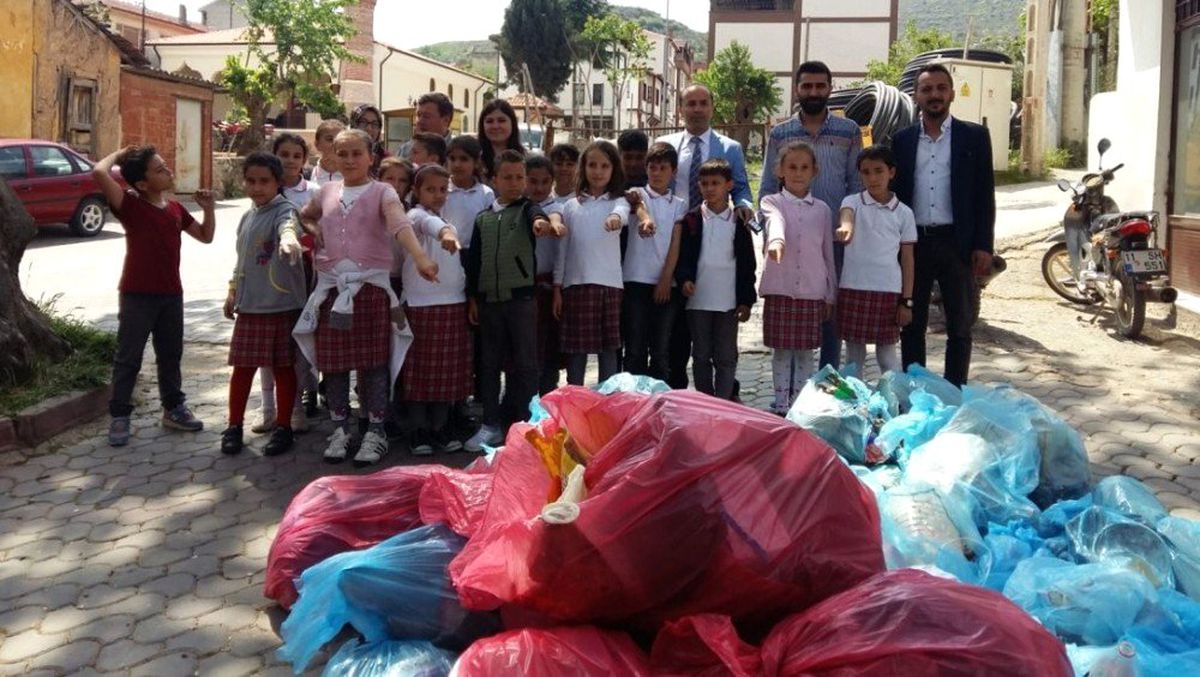 Üç Bin Öğrenci Cadde Sokaklarda Çöp Topladı