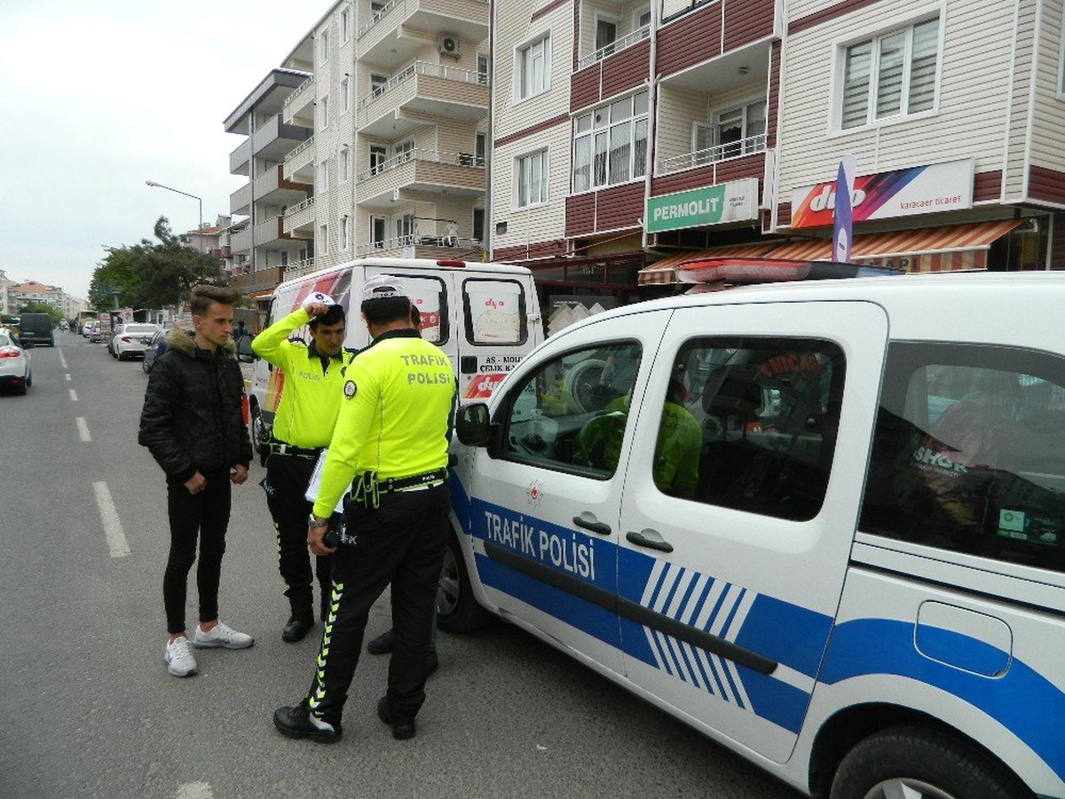 Yaya Geçidinden Geçen Kadına Elektrikli Bisiklet Çarptı