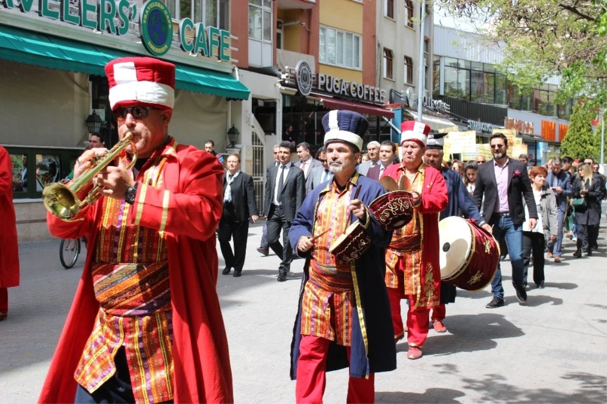 Yunus Emre Haftası\'nda Kortej Yürüyüşü