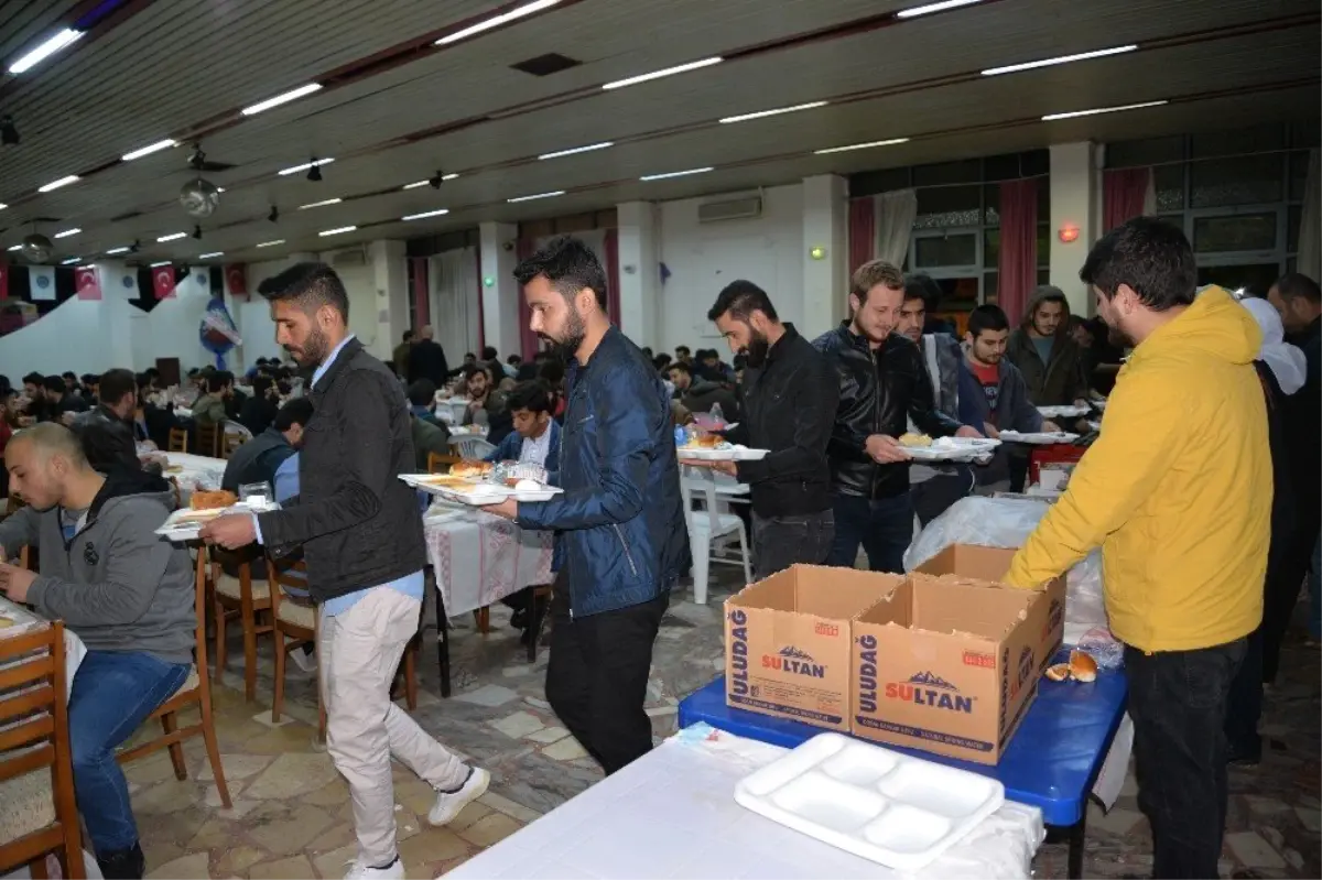 Yüzlerce Kişi Aynı Sofrada Sahur Yaptı