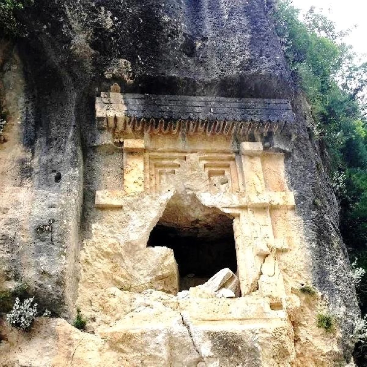 2 Bin 500 Yıllık Likya Kaya Mezarını Parçaladılar