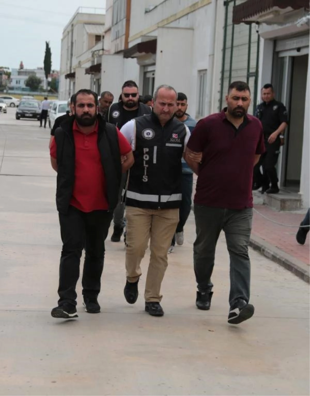 Adana\'da, Çocuklara Uyuşturucu Sattırdığı İddia Edilen 3 Kişi Tutuklandı
