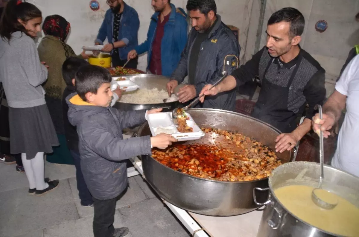 Ağrı Millet Bahçesinde İftar Çadırı Kuruldu