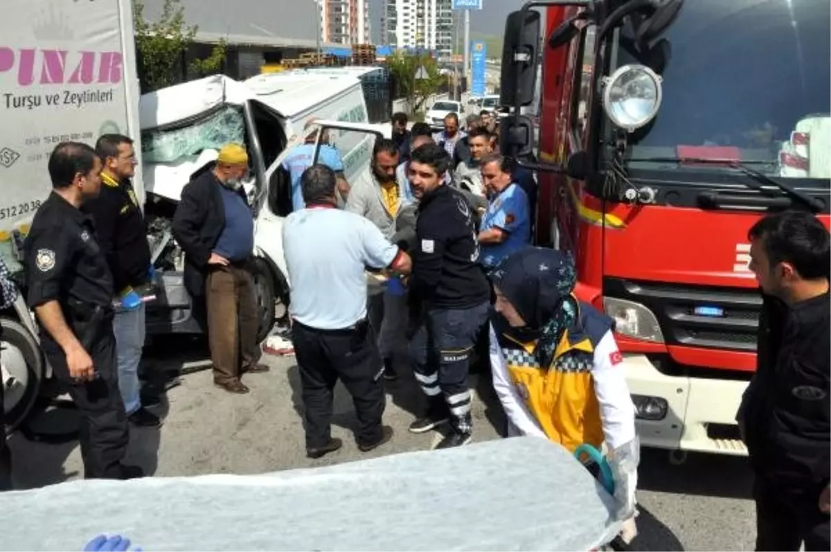 Ankara\'da Minibüs, Park Halindeki Kamyonete Çarptı: 2 Yaralı