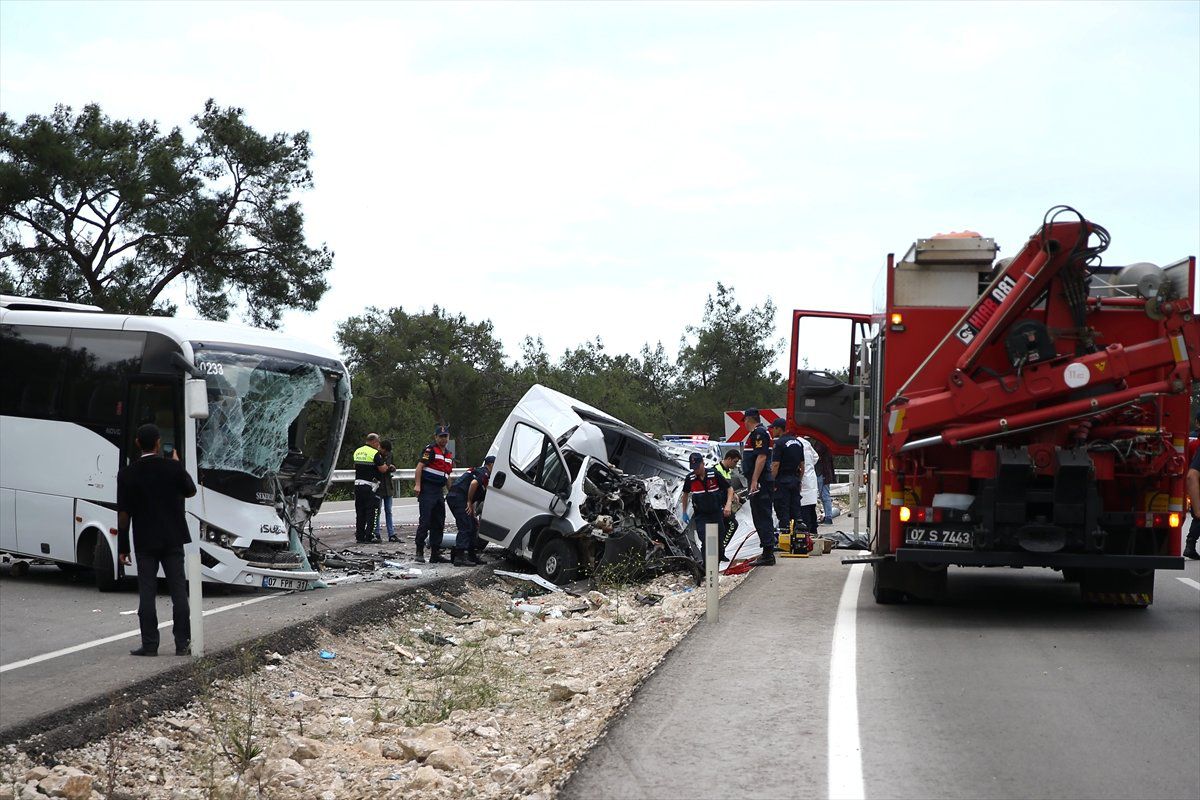 Antalya\'da Trafik Kazası: 1 Ölü, 14 Yaralı