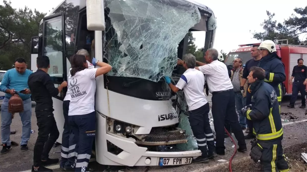 Antalya\'da Trafik Kazası: 1 Ölü,15 Yaralı