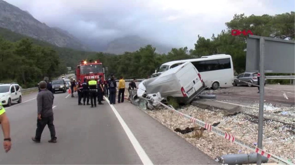 Antalya\'da Trafik Kazası 1 Ölü, 17 Yaralı