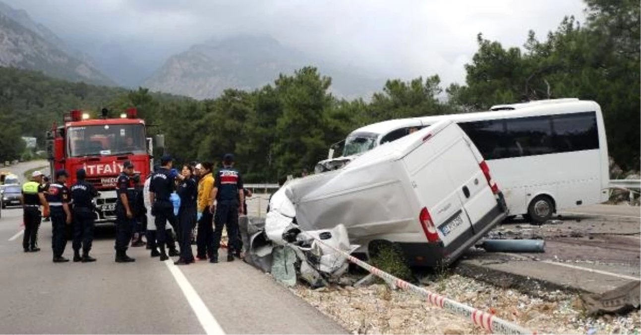 Antalya\'da Trafik Kazası: 1 Ölü, 17 Yaralı (2- Yeniden)
