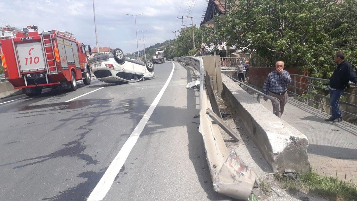 Bariyerlere Çarpan Cip Takla Attı: 2 Yaralı