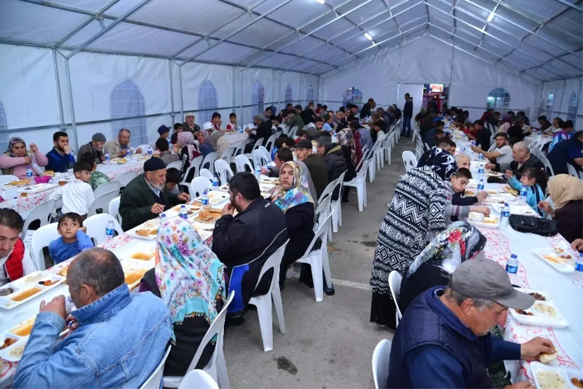 Başkan Oğuz, İlk İftarı Vatandaşlarla Yaptı