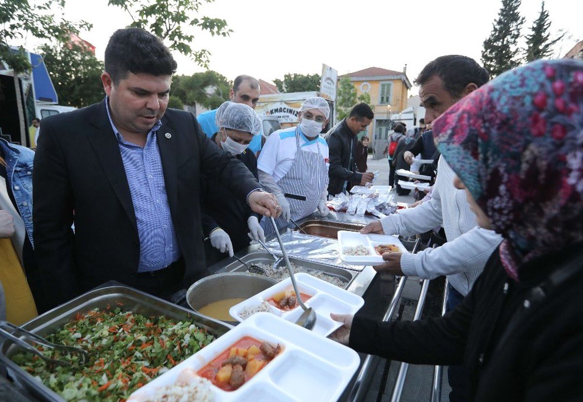 Buca\'da İlk İftar Kasaplar Meydanı\'nda