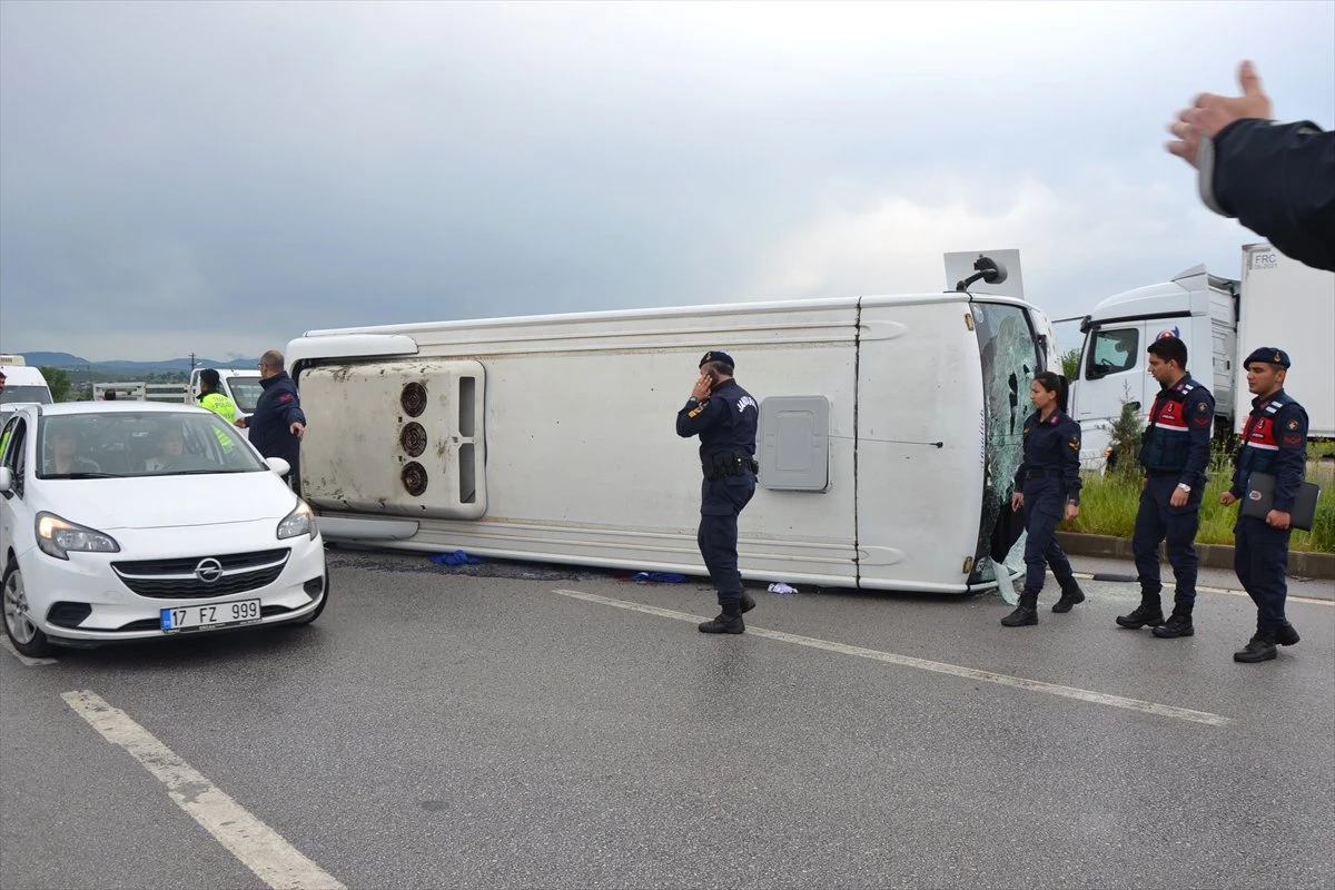 Çanakkale\'de Minibüs Devrildi: 17 Yaralı