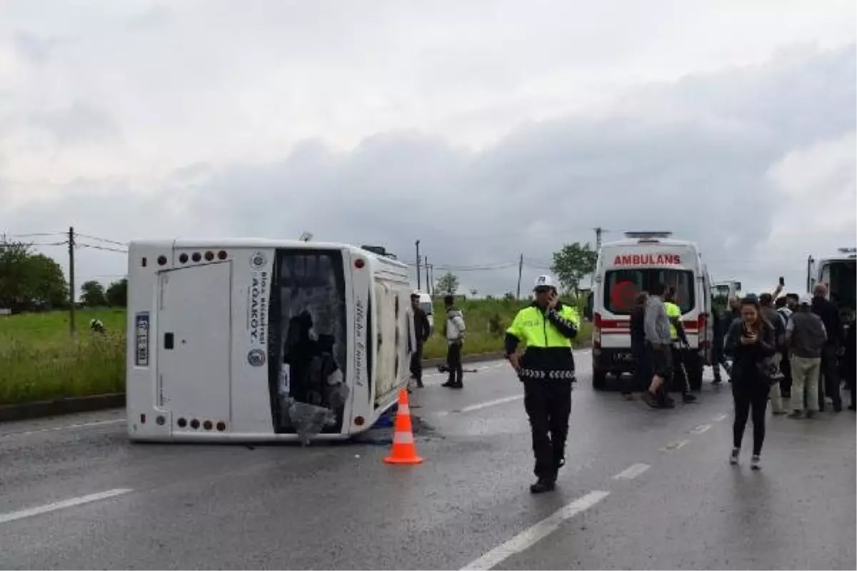 Çanakkale\'de Üniversite Öğrencilerini Taşıyan Minibüs Devrildi: 25 Yaralı