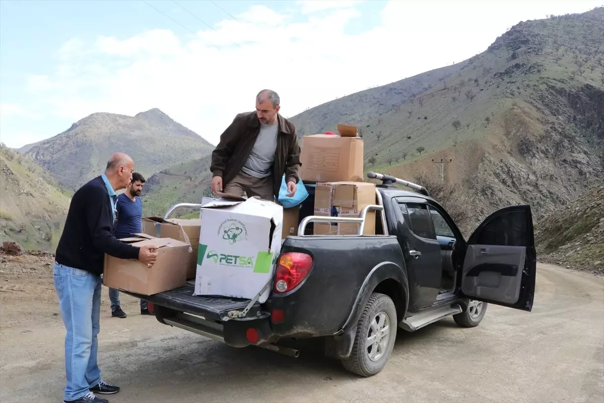 Dağları Aşıp Ulaştıkları Köyde Yüzleri Güldürdüler