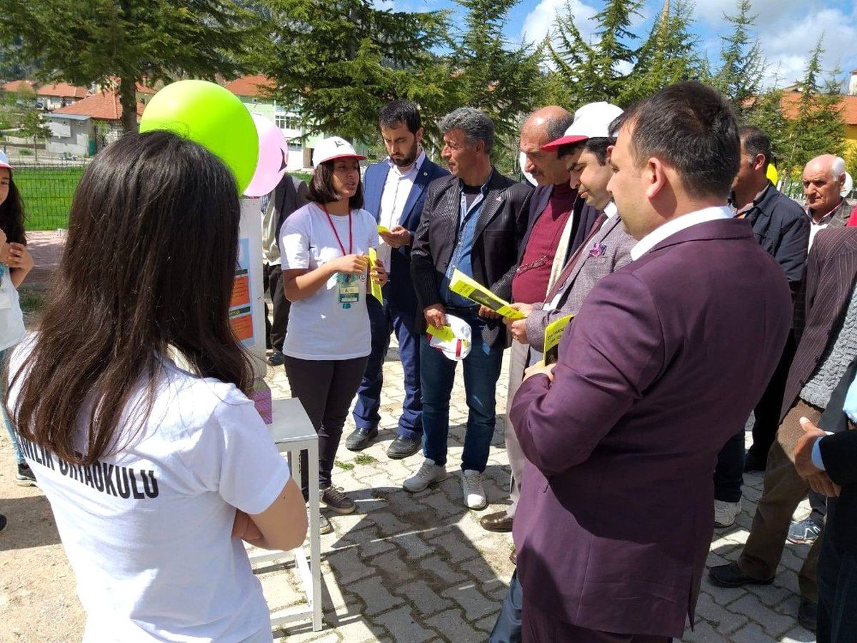 Derebucak\'ta Öğrenciler Bilimsel Çalışmalarını Sergiledi