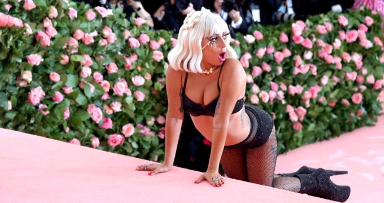 Dünyaca Ünlü Şarkıcı Lady Gaga, MET Gala\'da Giydiği Kıyafetlerle Olay OIdu