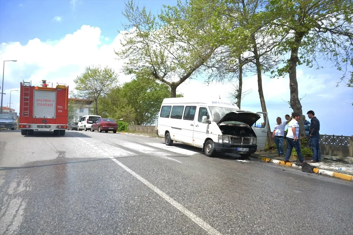 Düzce\'de Park Halindeki Minibüs Yandı