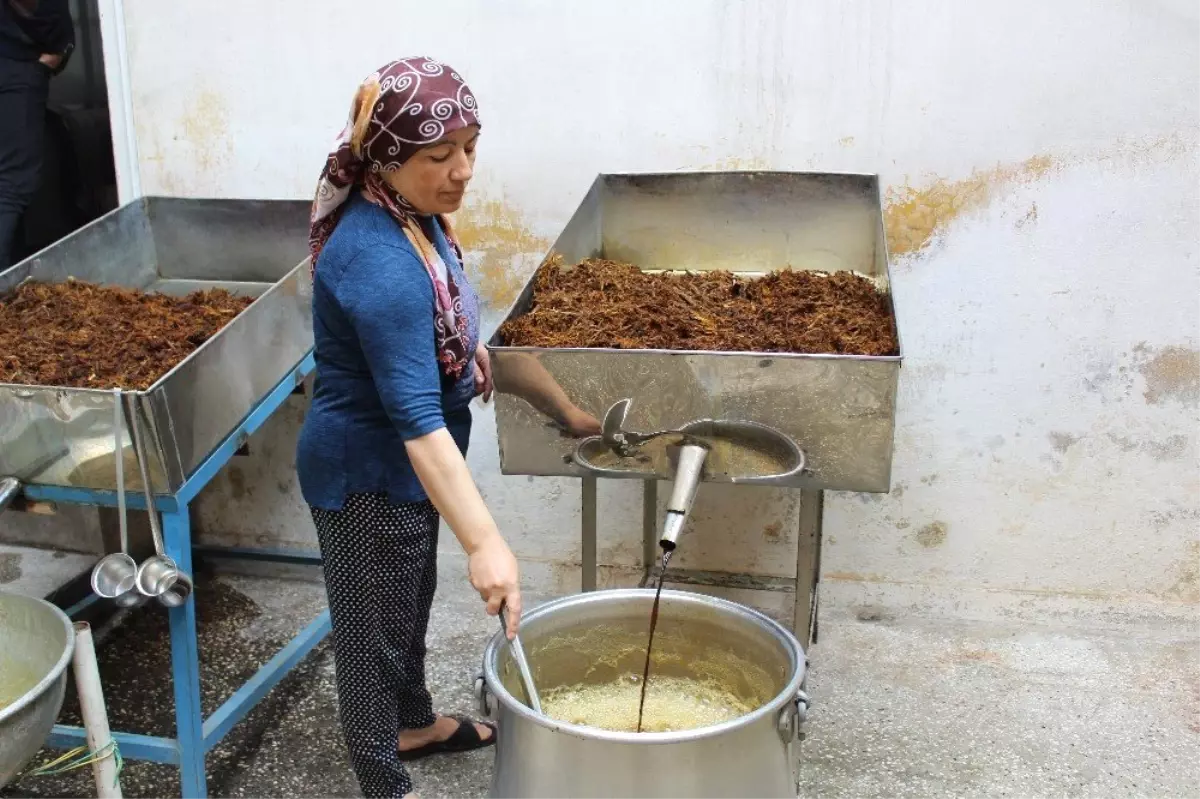 Gaziantep\'te İftar Sofralarının Vazgeçilmezi Meyan Şerbeti