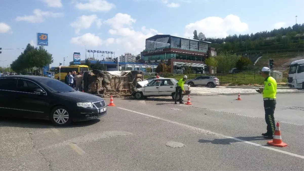 Gaziantep\'te Otomobil ile Minibüs Çarpıştı: 5 Yaralı