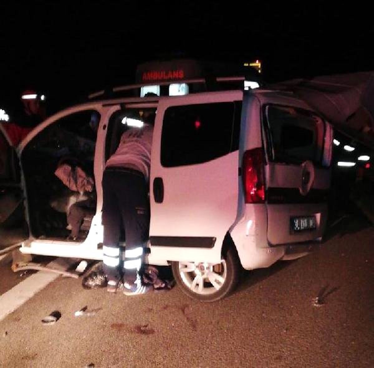 Hafif Ticari Araç, Tır\'a Çarptı: 1 Ölü, 2 Yaralı