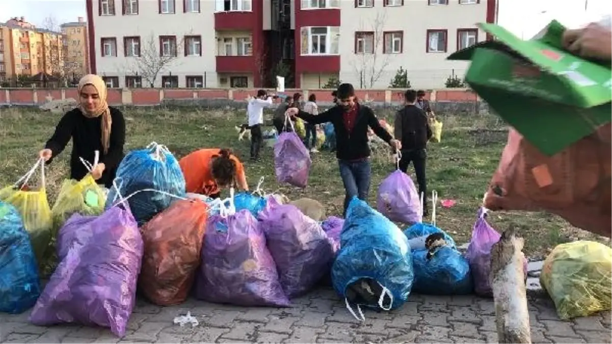 Hayvansever Üniversiteli Gençler Kampüs Yolunu Temizledi