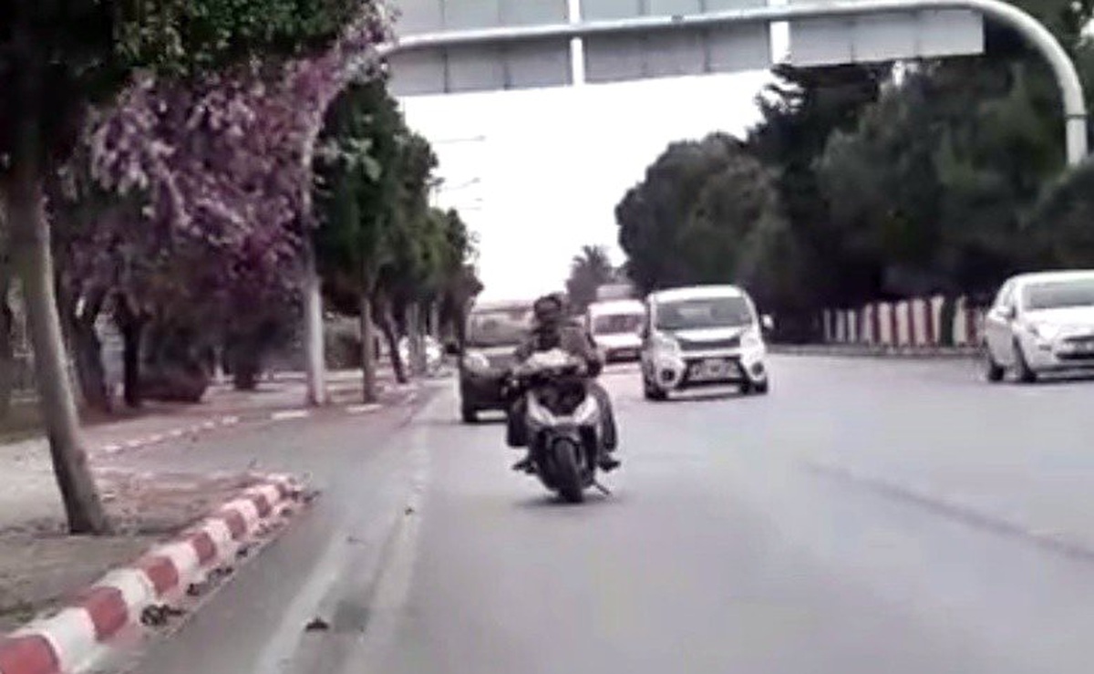 İşlek Caddede Hurda Motosikletle Tehlikeli Yolculuk