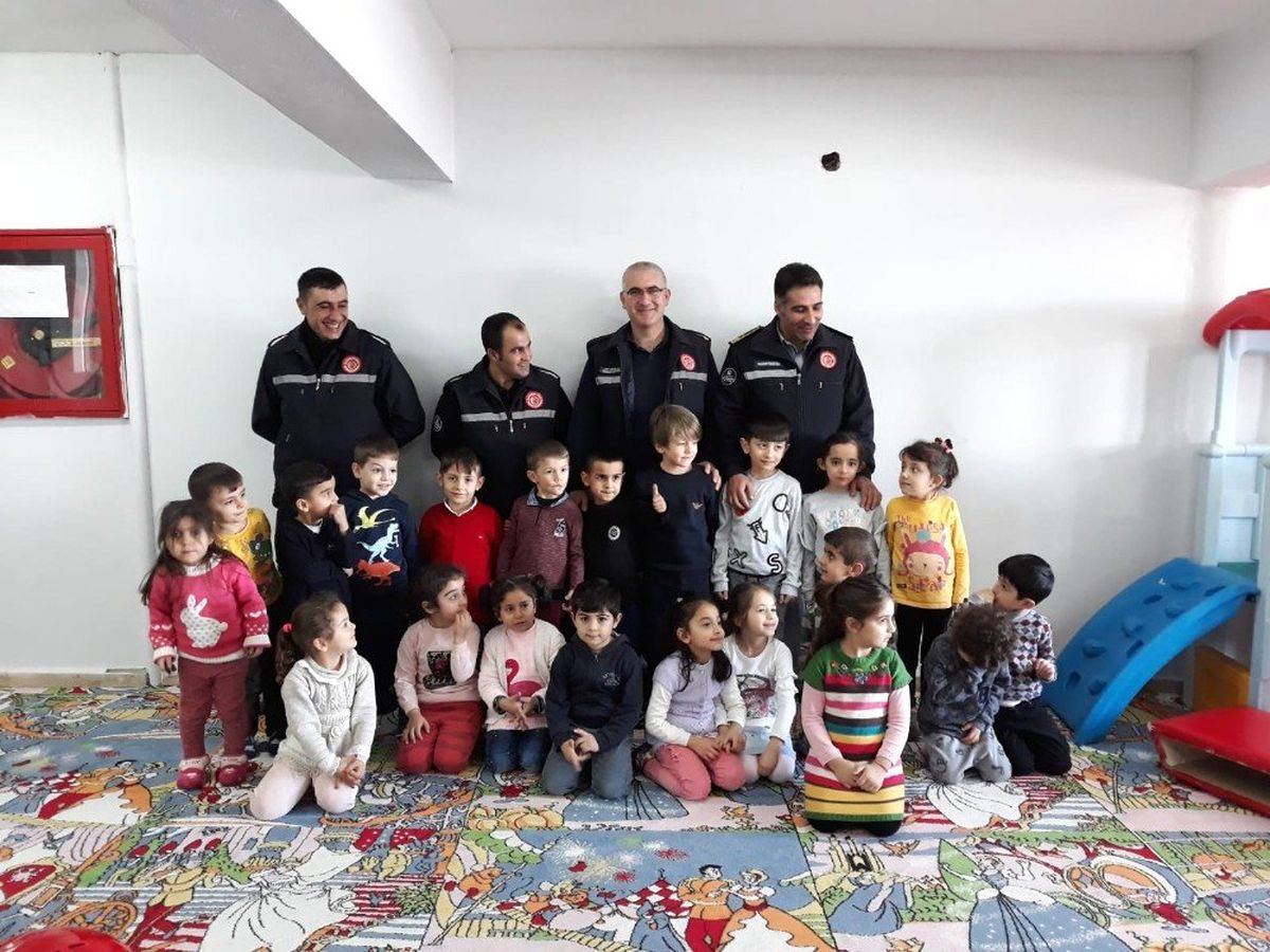İtfaiye Ekipleri Okullarda Eğitim Vermeye Devam Ediyor