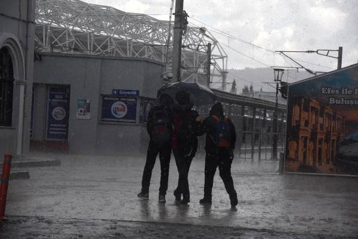 İzmir\'de, Sağanak ve Dolu