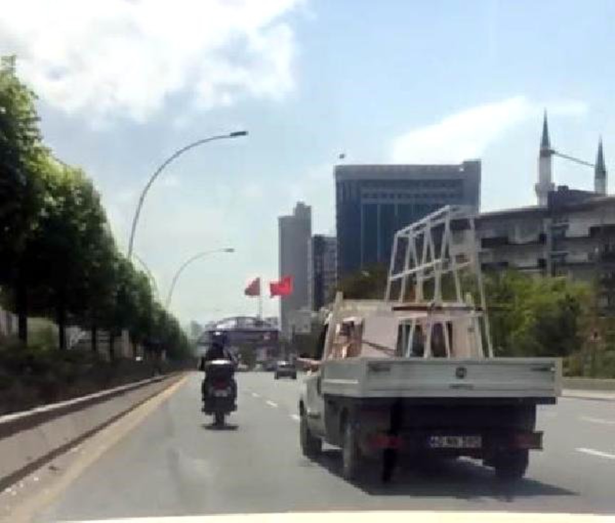 Kamyon Sürücüsü, Motosiklet Sürücüsüne Sopayla Vurmaya Çalıştı