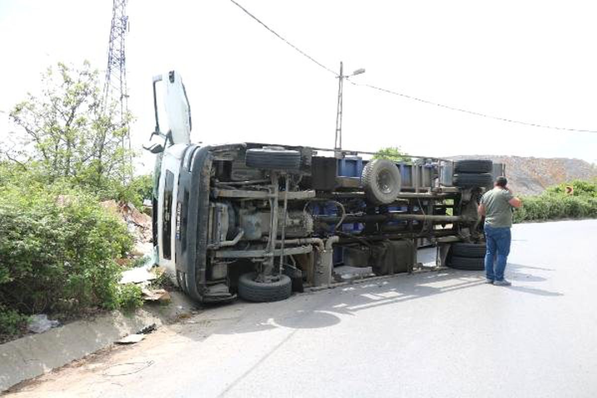 Karton Yüklü Kamyon Devrildi: 1 Yaralı