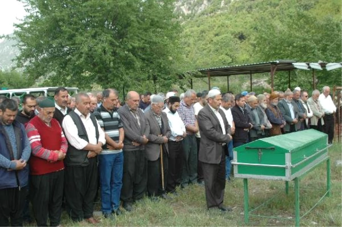 Kocası Tarafından Baltayla Öldürülen Kadın Toprağa Verildi