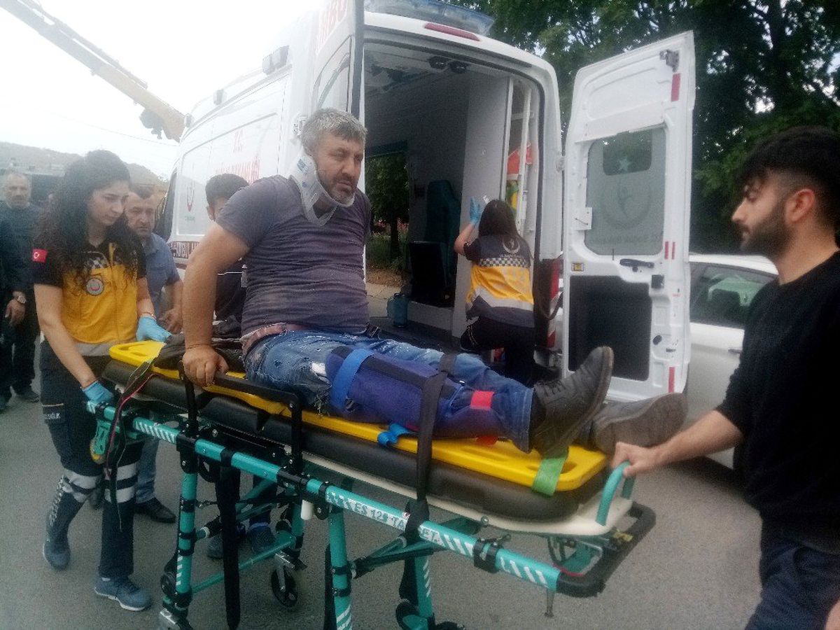 Maltepe\'de Kağıt Yüklü Kamyon Devrildi: 1 Yaralı
