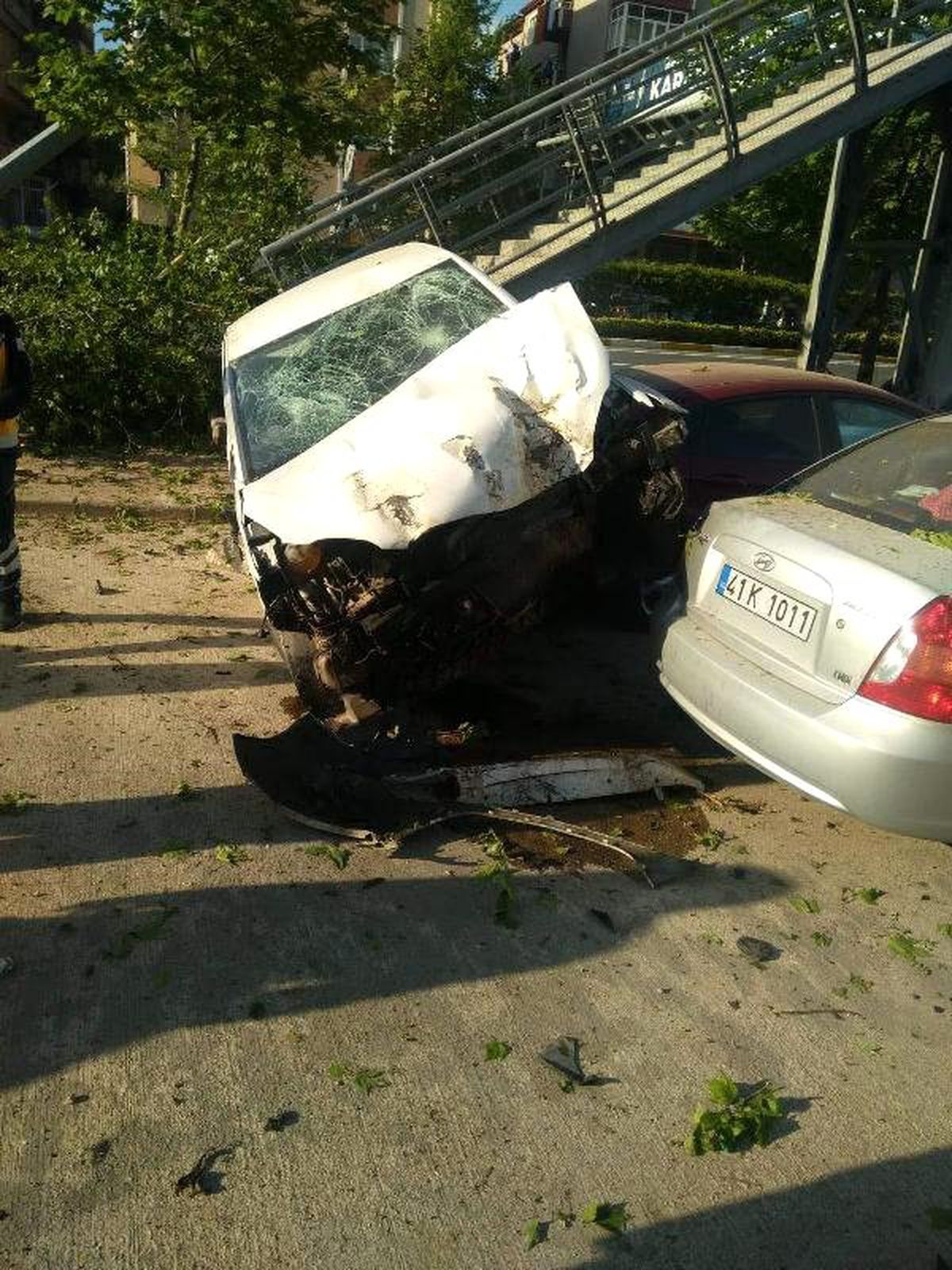 Otomobil Direğe, Ağaçlara ve Park Halindeki Araçlara Çarptı: 2 Yaralı