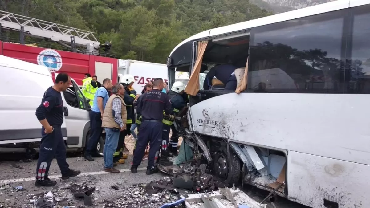 Personel Servisi ile Tüp Yüklü Minibüs Çarpıştı: 1 Ölü, 15 Yaralı