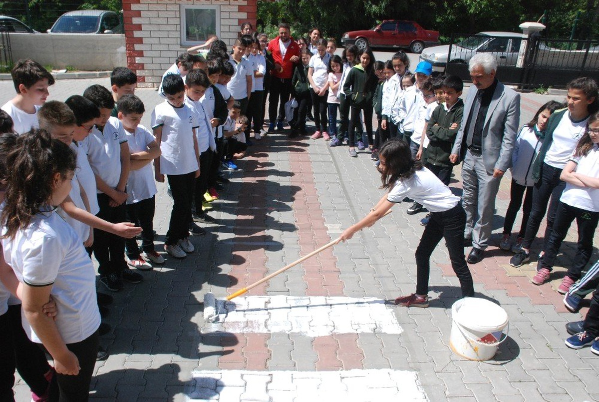 Resim Dersinde Okul Girişine Yaya Geçidi Çizdiler