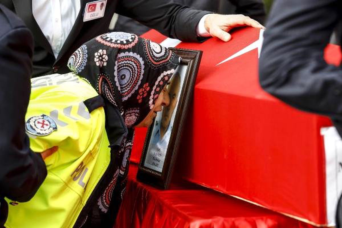 Şehit Polis Eşini, Son Görevindeki Kıyafetiyle Uğurladı
