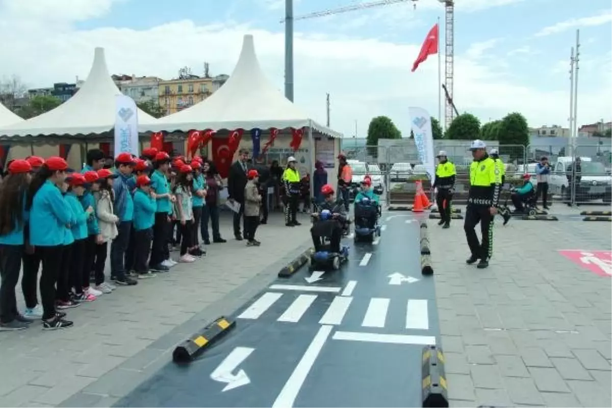 Taksim Meydanı\'nda "Trafik" Etkinliği