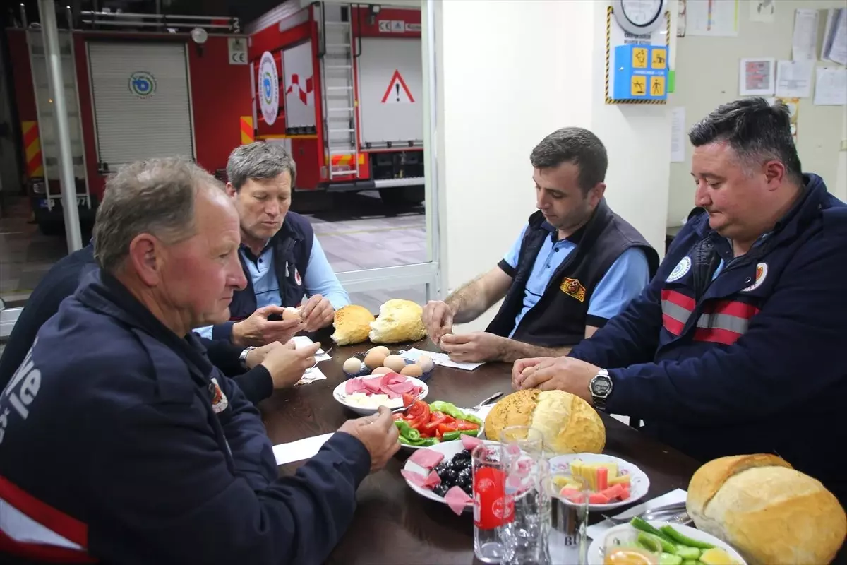 Tekirdağ\'da İtfaiyeciler Görev Başında Sahur Yaptı