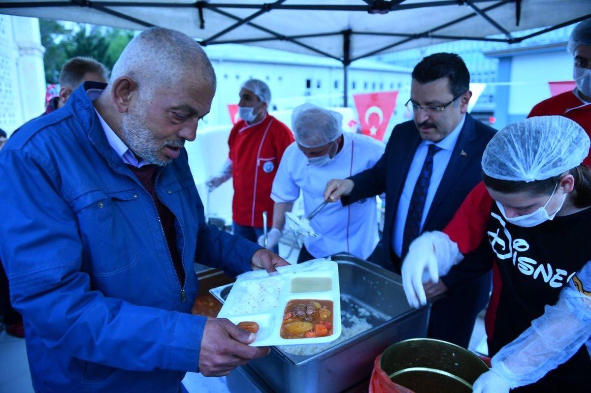 Trabzon\'da 5 Ayrı Noktada İftar Çadırları Kuruldu, İlk İftarlar Açıldı