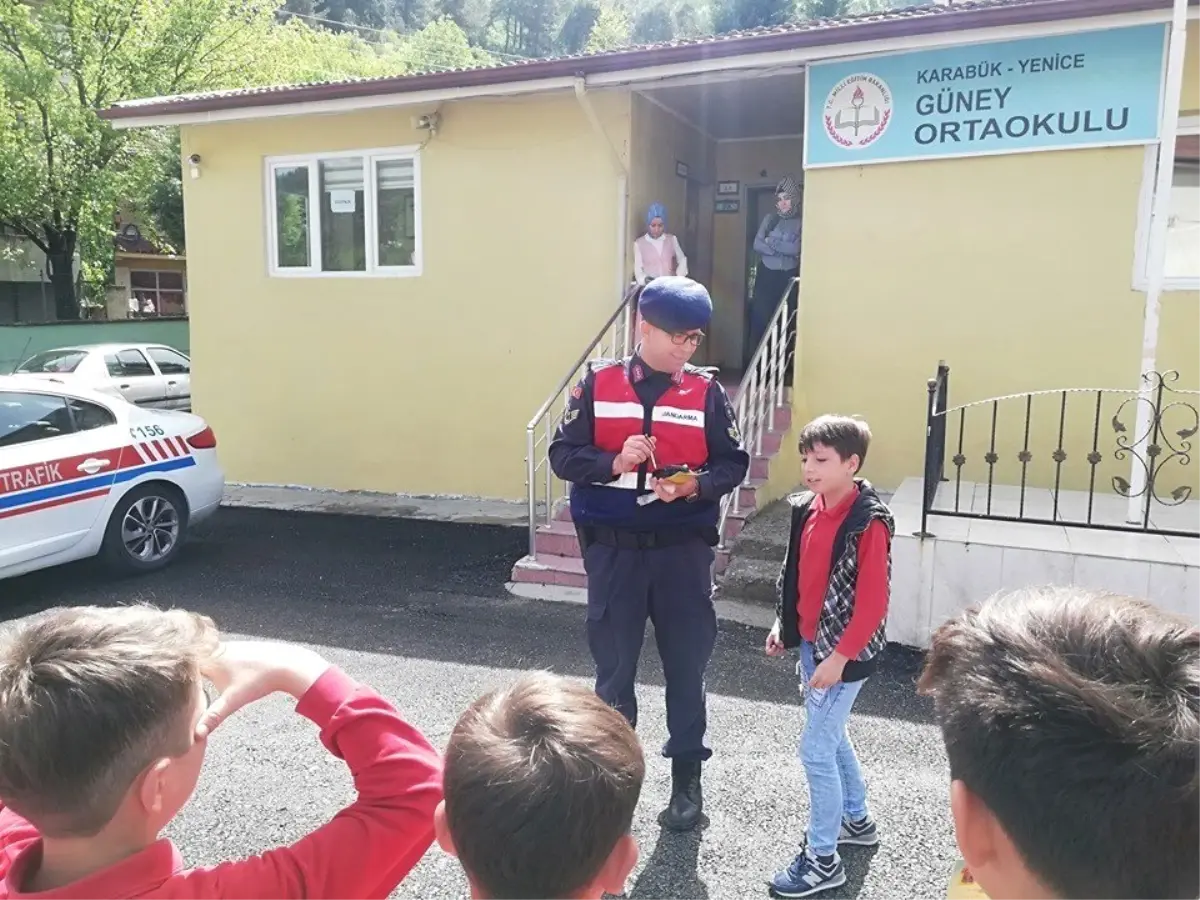 Trafik Haftasında Jandarmadan Öğrencilere Trafik Eğitimi