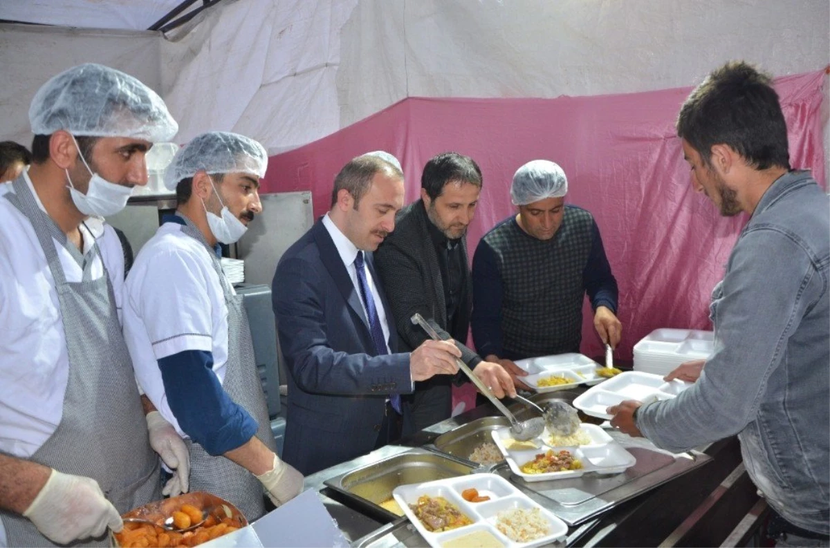 Türk Kızılay\'ı Hakkari Şubesi İftar Çadırı Açtı