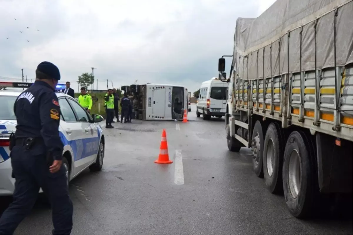 Üniversite Öğrencilerini Taşıyan Minibüs Devrildi: 25 Yaralı