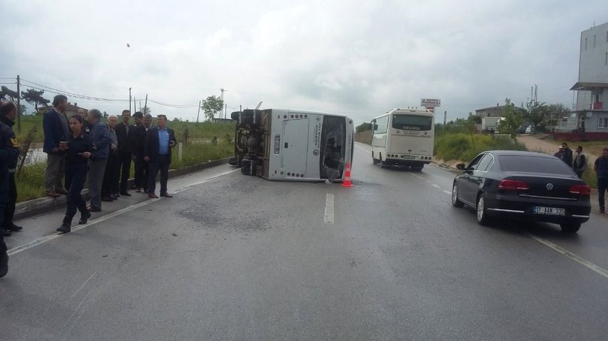 Üniversite Öğrencilerini Taşıyan Minibüs Devrildi: 25 Yaralı